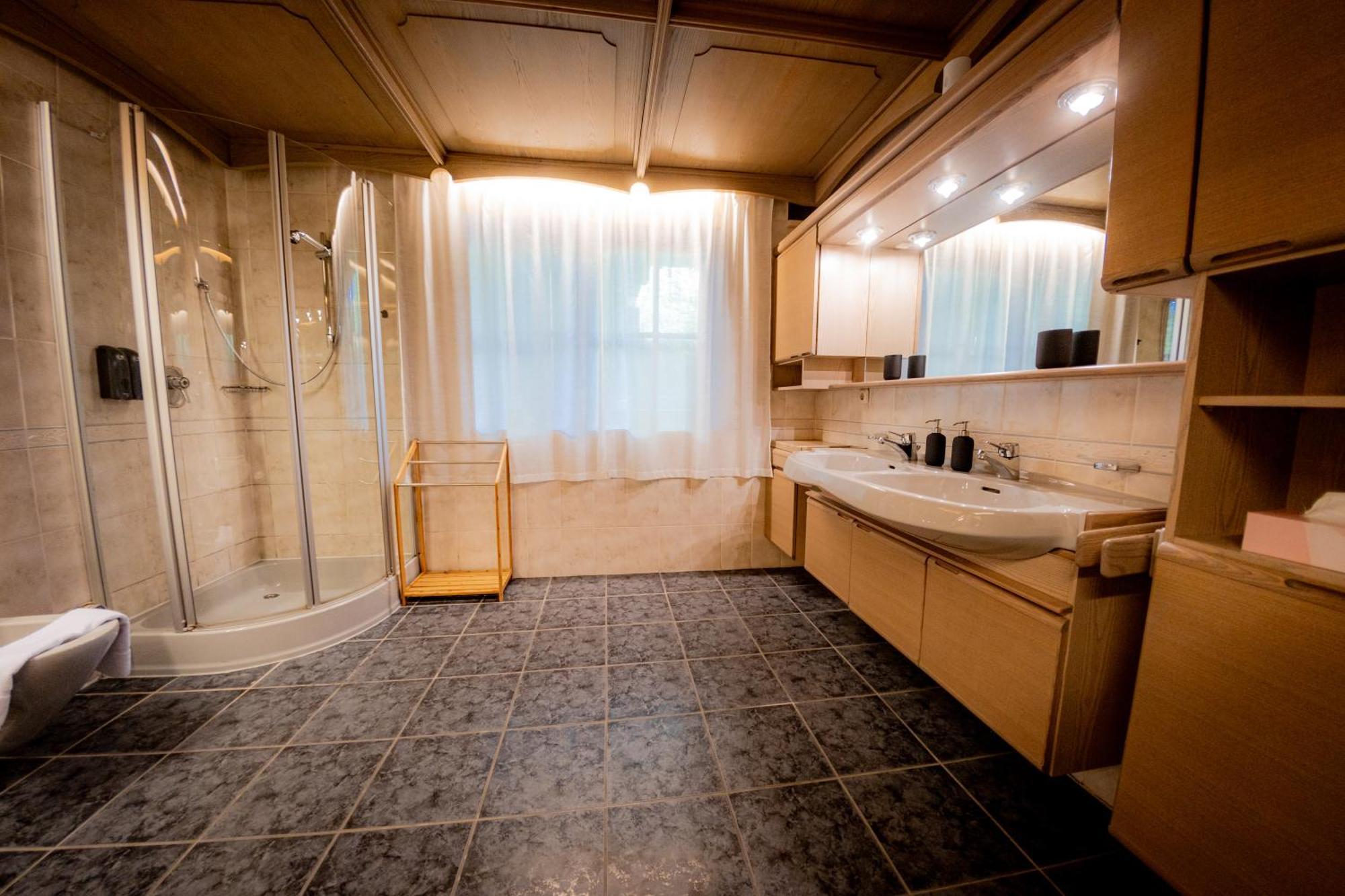 Apartment C4s Come4stay - Alpenblick Watzmann-kehlstein - Lage Im Berchtesgadener Land I Bis Zu 10 Personen I Grosse Terrasse Mit Blick Auf Berge I Smart Tv I Billiard I Wlan I Kostenloser Parkplatz